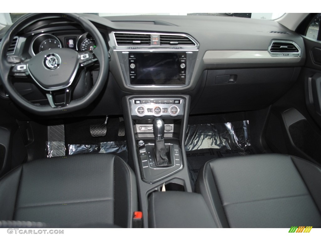 2018 Volkswagen Tiguan SE Titan Black Dashboard Photo #129262044