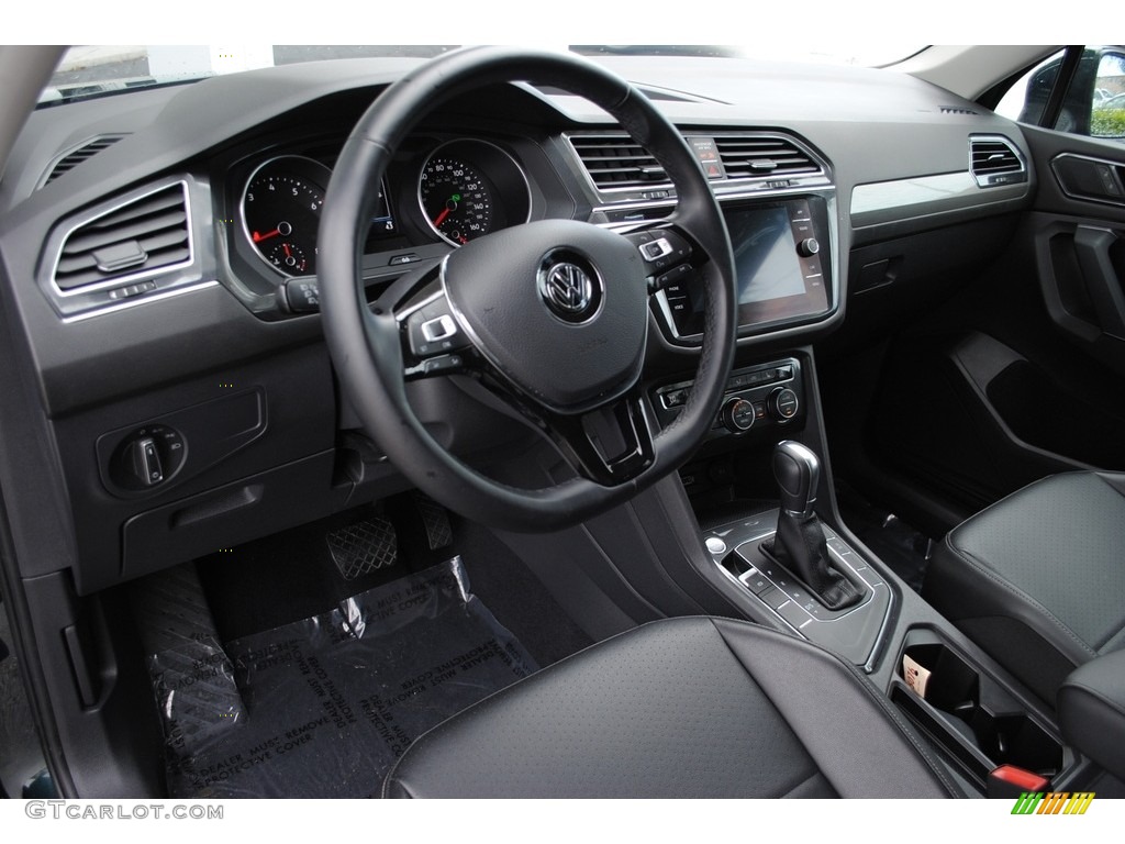 Titan Black Interior 2018 Volkswagen Tiguan SE Photo #129262116