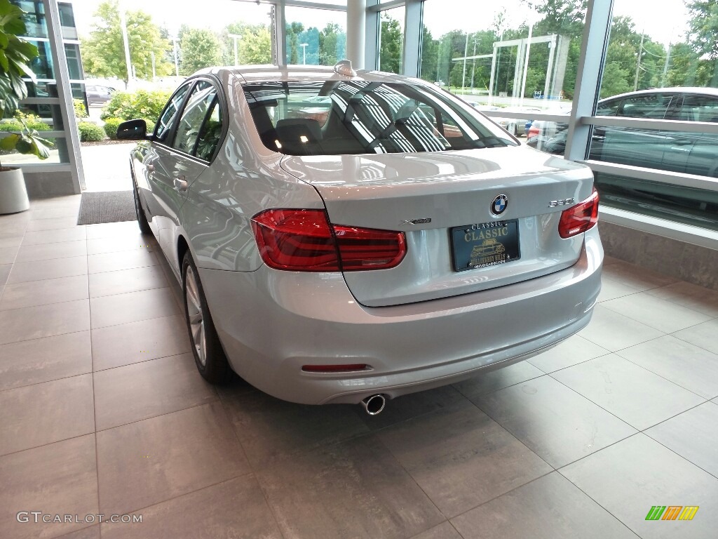 2018 3 Series 320i xDrive Sedan - Glacier Silver Metallic / Black photo #2