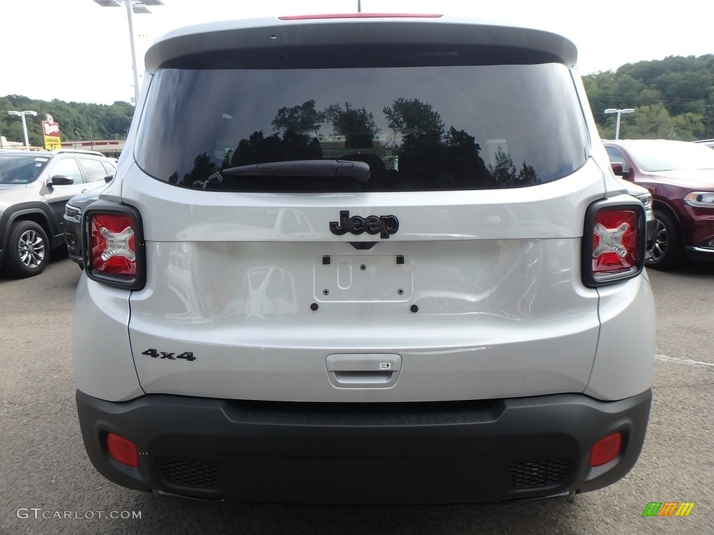 2018 Renegade Latitude 4x4 - Glacier Metallic / Black photo #4