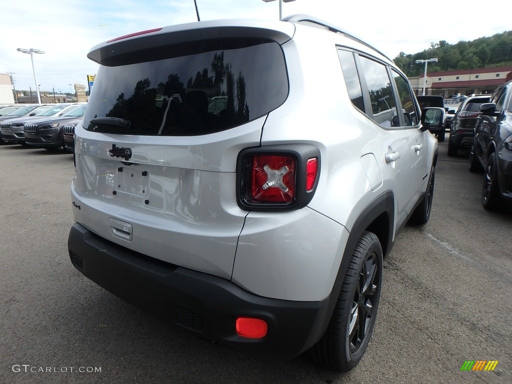 2018 Renegade Latitude 4x4 - Glacier Metallic / Black photo #5