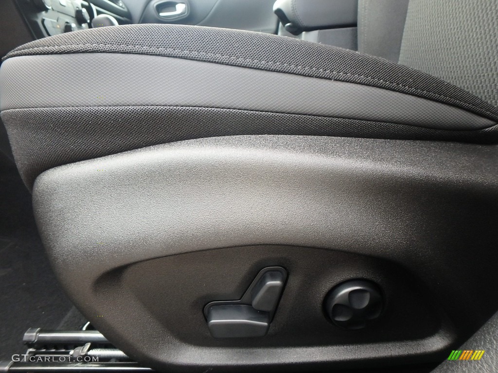 2018 Renegade Latitude 4x4 - Glacier Metallic / Black photo #15