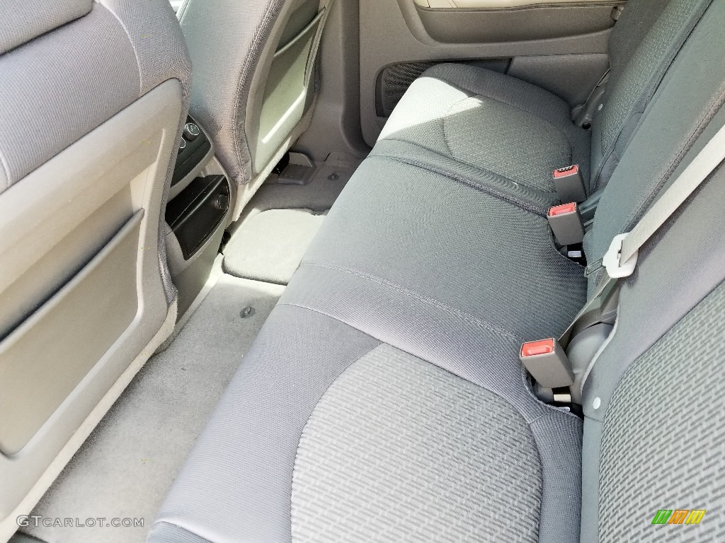 2011 Traverse LS AWD - Silver Ice Metallic / Dark Gray/Light Gray photo #16