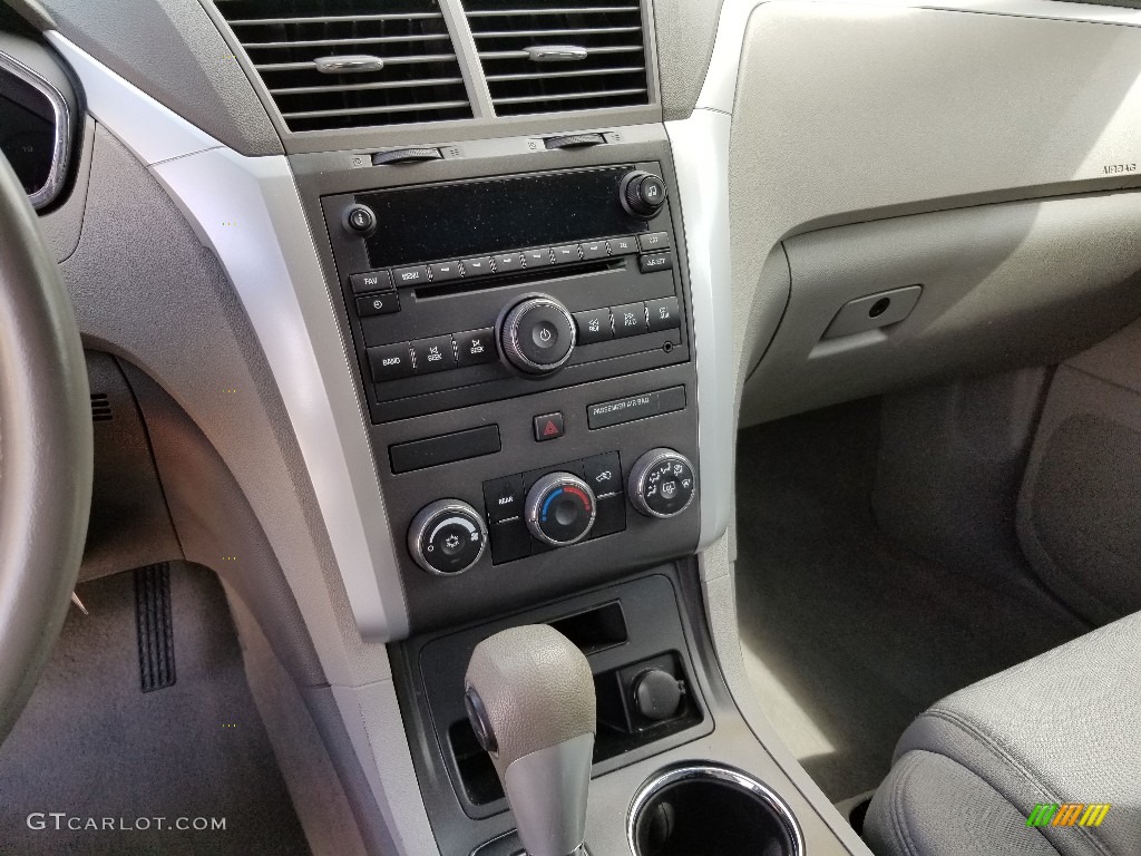 2011 Traverse LS AWD - Silver Ice Metallic / Dark Gray/Light Gray photo #22