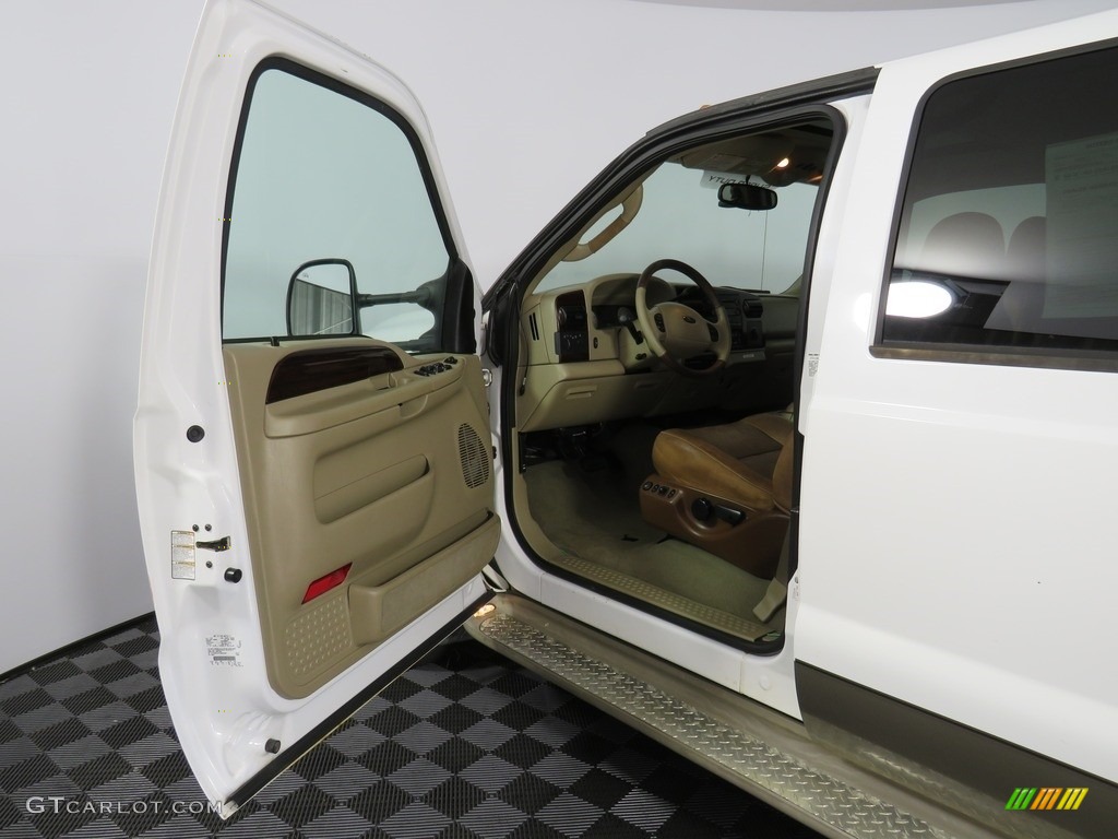 2005 F350 Super Duty King Ranch Crew Cab 4x4 - Oxford White / Tan photo #13