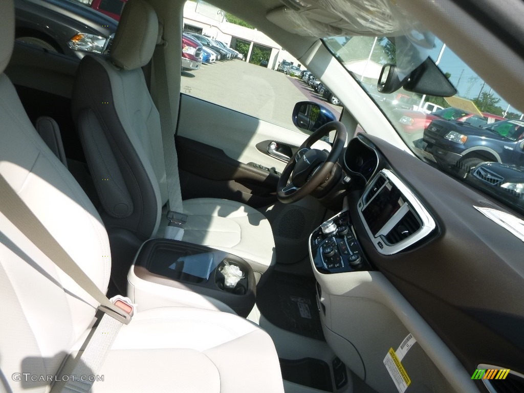 Cognac/Alloy Interior 2019 Chrysler Pacifica Touring L Photo #129470615