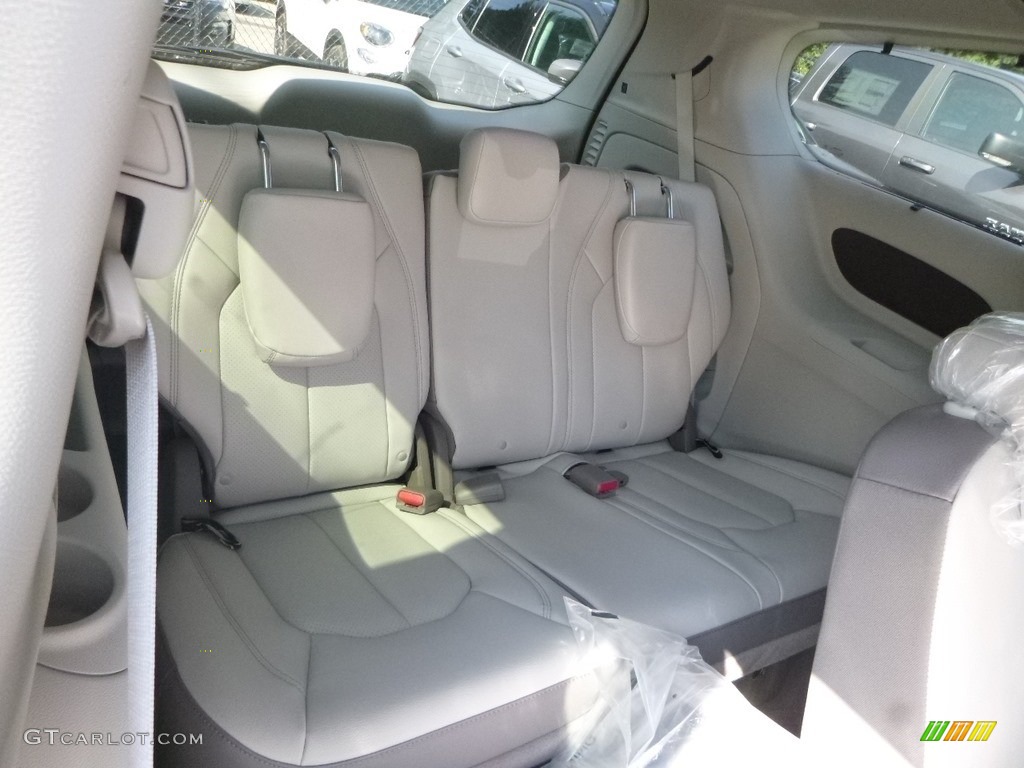 Cognac/Alloy Interior 2019 Chrysler Pacifica Touring L Photo #129470660