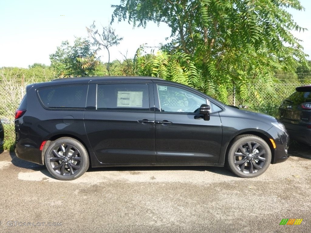 Brilliant Black Crystal Pearl 2019 Chrysler Pacifica Limited Exterior Photo #129471434