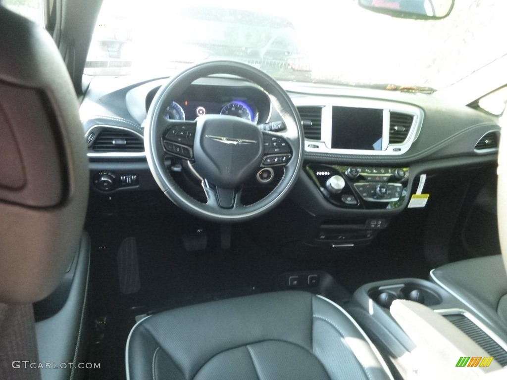 Black/Black Interior 2019 Chrysler Pacifica Limited Photo #129471593