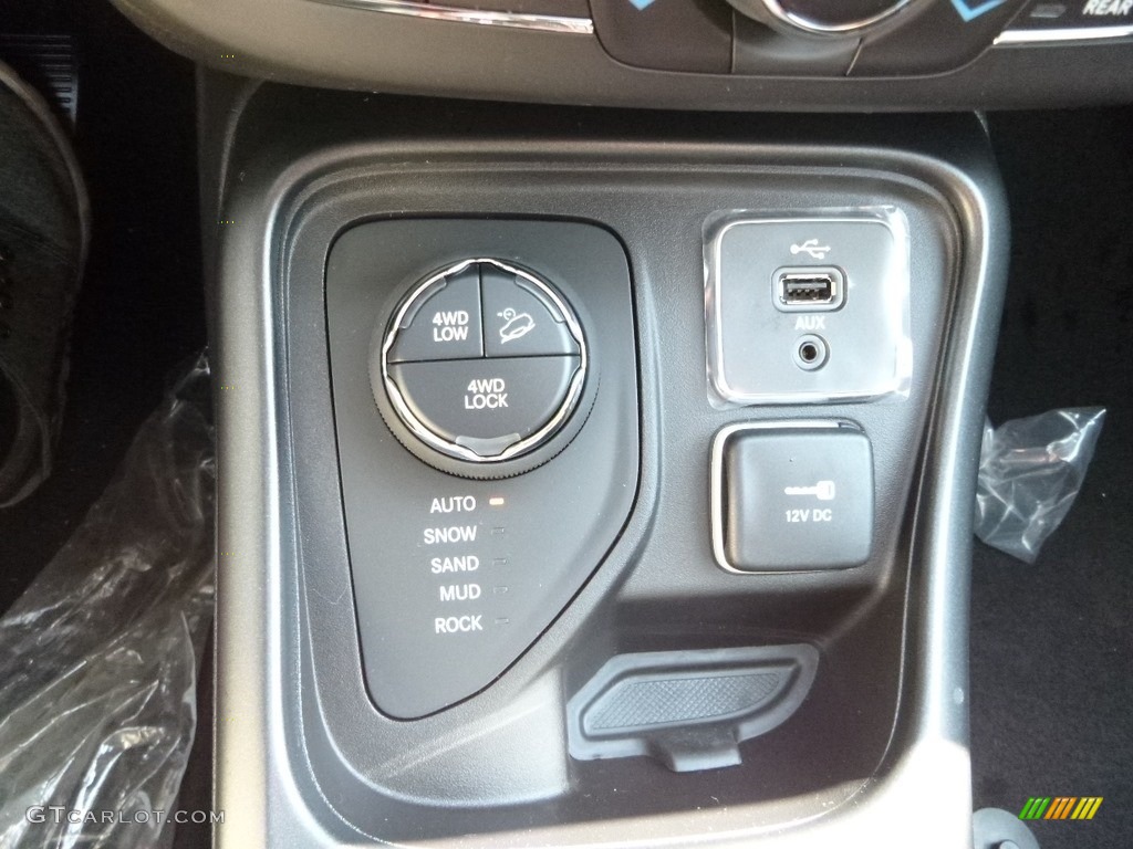 2019 Jeep Compass Trailhawk 4x4 Controls Photo #129472331