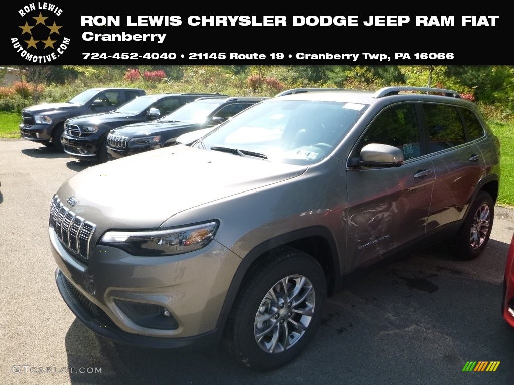 2019 Cherokee Latitude Plus 4x4 - Light Brownstone Pearl / Black photo #1