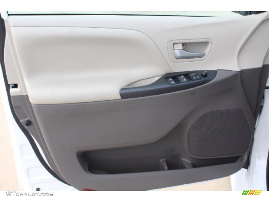2019 Sienna LE - Super White / Dark Bisque photo #12