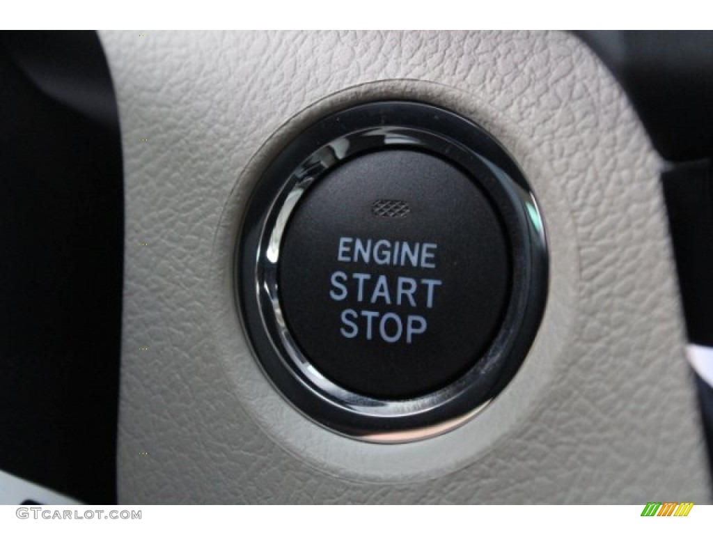 2019 Sienna LE - Super White / Dark Bisque photo #18