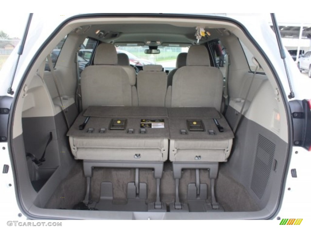 2019 Sienna LE - Super White / Dark Bisque photo #26