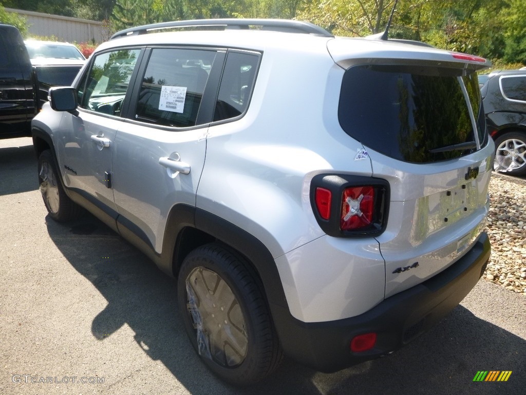 2018 Renegade Latitude 4x4 - Glacier Metallic / Black photo #6