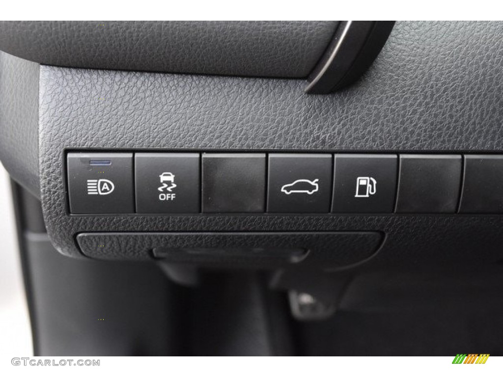 2018 Camry LE - Celestial Silver Metallic / Black photo #25