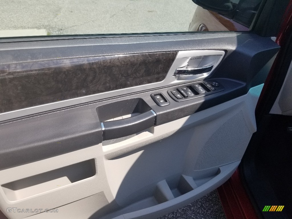 2010 Grand Caravan SXT - Inferno Red Crystal Pearl / Dark Slate Gray/Light Shale photo #9