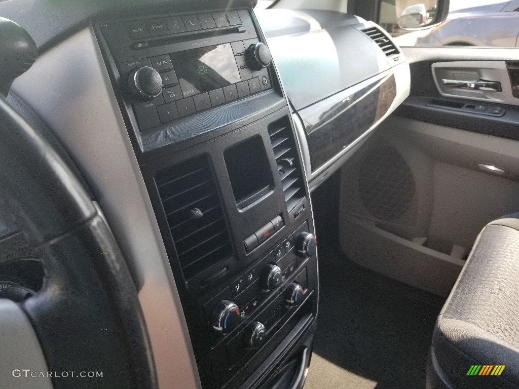 2010 Grand Caravan SXT - Inferno Red Crystal Pearl / Dark Slate Gray/Light Shale photo #12