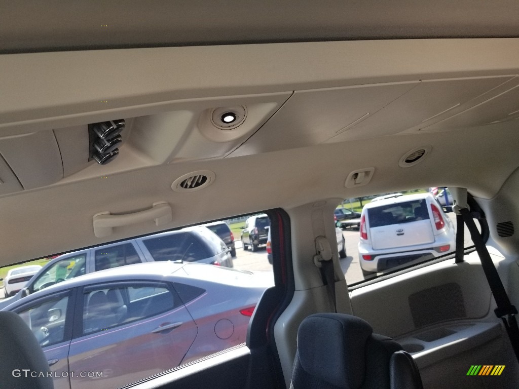 2010 Grand Caravan SXT - Inferno Red Crystal Pearl / Dark Slate Gray/Light Shale photo #13