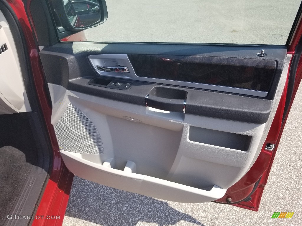 2010 Grand Caravan SXT - Inferno Red Crystal Pearl / Dark Slate Gray/Light Shale photo #17
