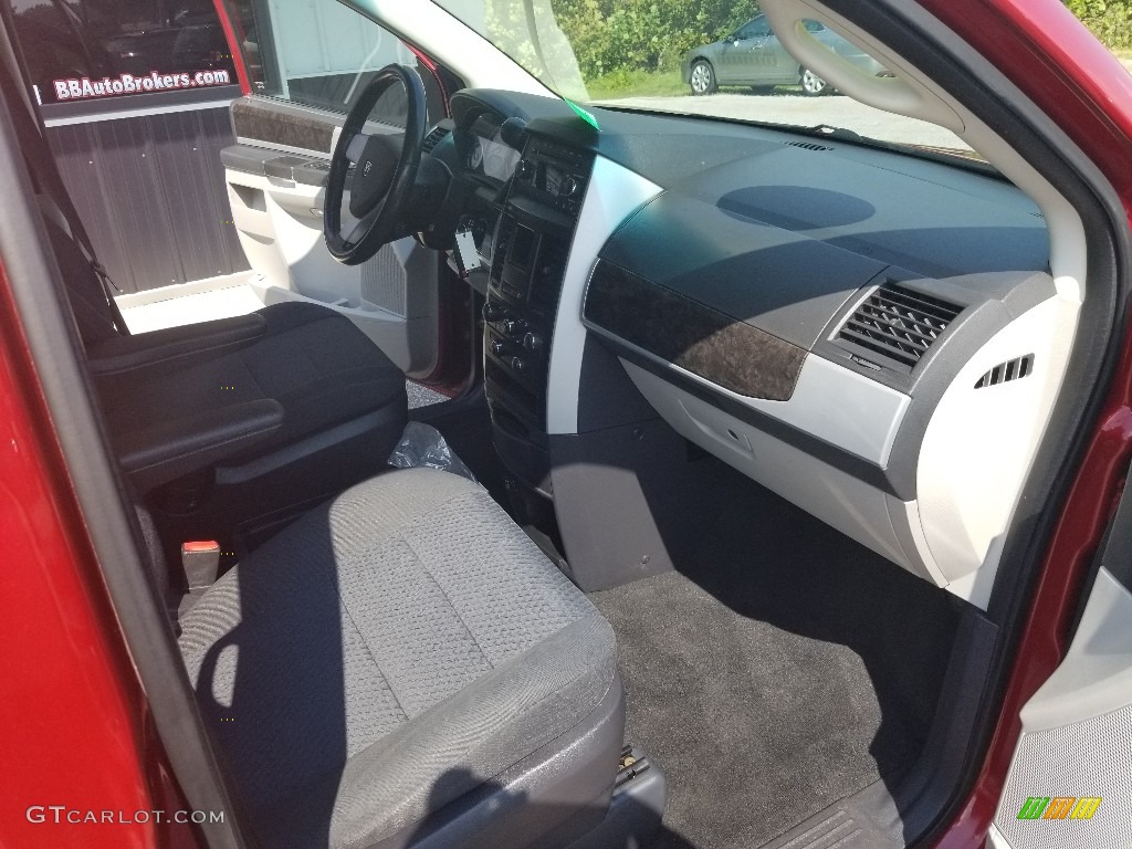 2010 Grand Caravan SXT - Inferno Red Crystal Pearl / Dark Slate Gray/Light Shale photo #18