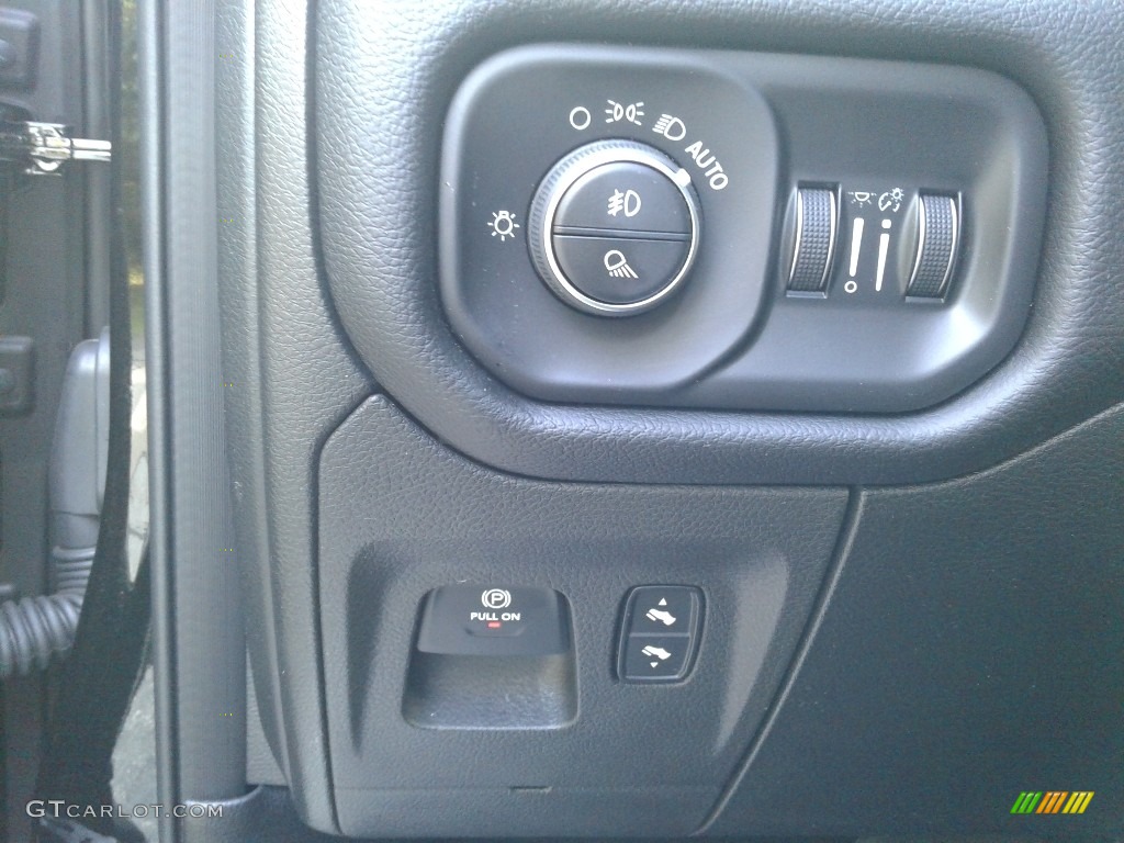 2019 1500 Laramie Crew Cab - Diamond Black Crystal Pearl / Black photo #18