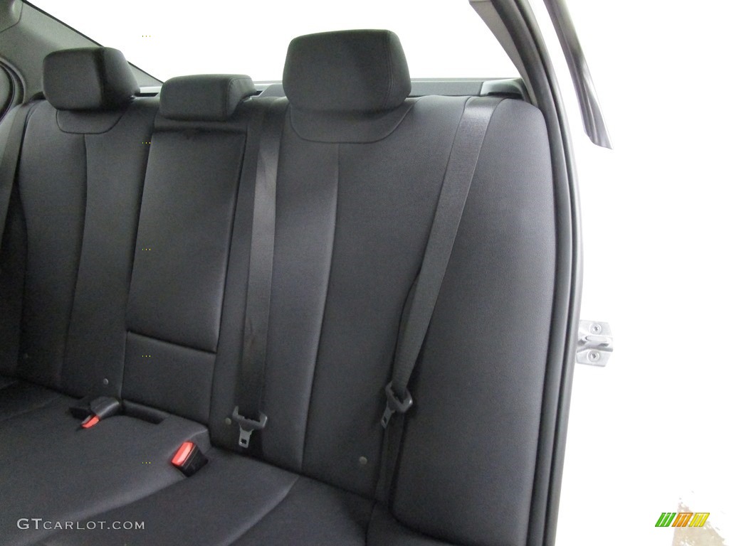 2018 3 Series 320i xDrive Sedan - Mineral White Metallic / Black photo #12