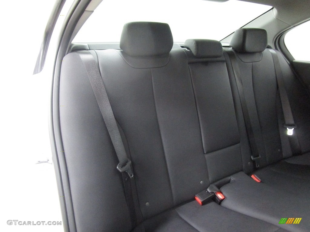 2018 3 Series 320i xDrive Sedan - Mineral White Metallic / Black photo #18