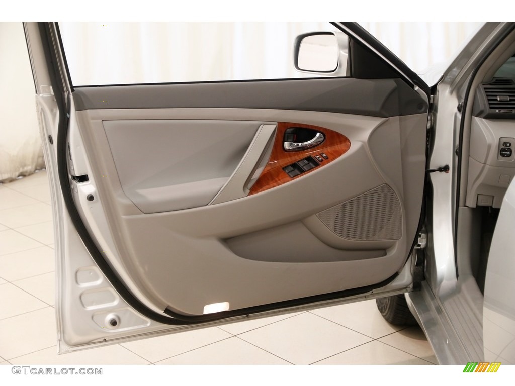 2009 Camry XLE - Classic Silver Metallic / Ash photo #4
