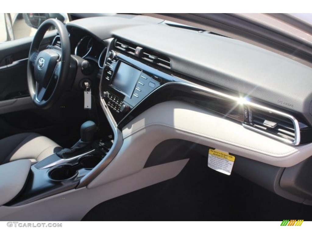 2018 Camry LE - Celestial Silver Metallic / Ash photo #30