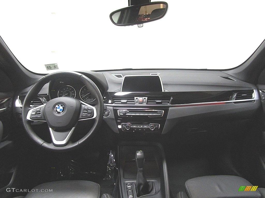 2018 X1 xDrive28i - Black Sapphire Metallic / Black photo #25