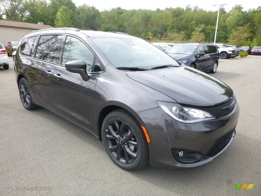 Granite Crystal Metallic 2019 Chrysler Pacifica Touring L Plus Exterior Photo #129563016