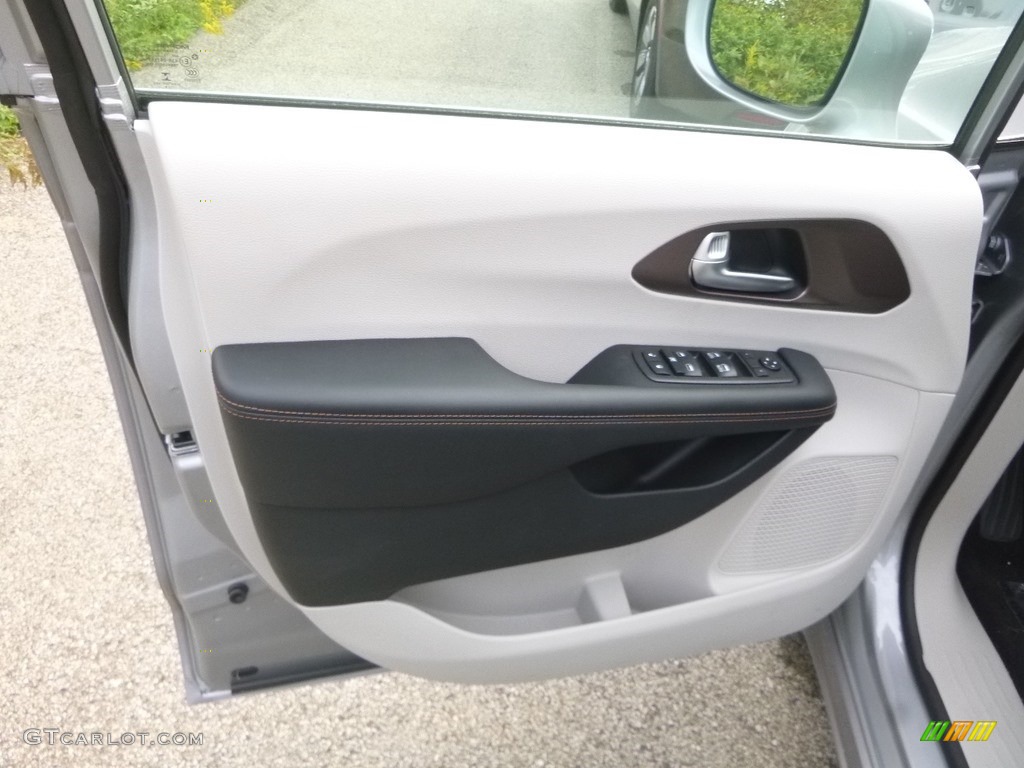 2019 Chrysler Pacifica Touring L Black/Alloy Door Panel Photo #129564048