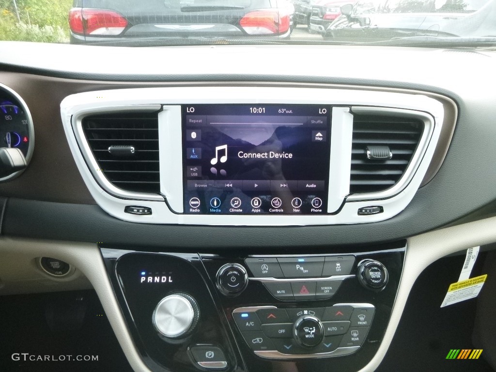 2019 Chrysler Pacifica Touring L Controls Photo #129564126