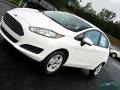 Oxford White - Fiesta SE Hatchback Photo No. 27