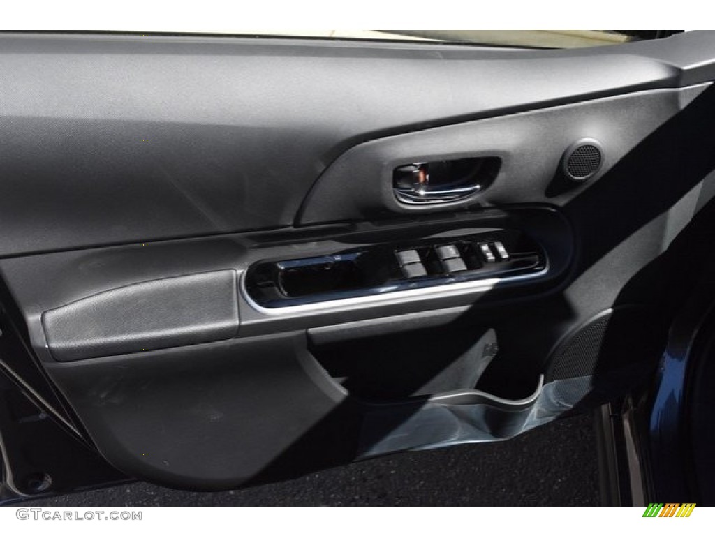 2019 Toyota Prius c LE Gray/Black Two Tone Door Panel Photo #129608233