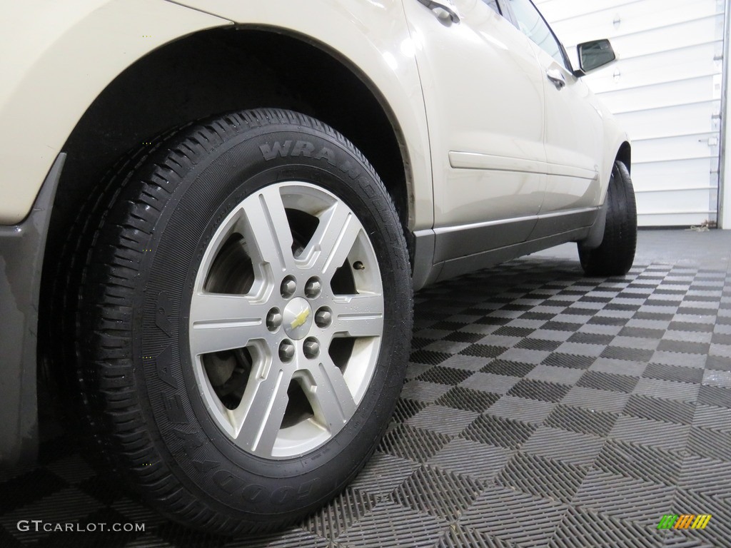 2011 Traverse LT - Gold Mist Metallic / Ebony/Ebony photo #16