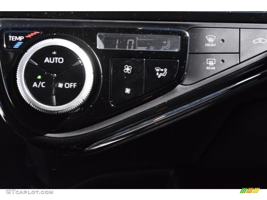 2019 Toyota Prius c LE Controls Photo #129608401