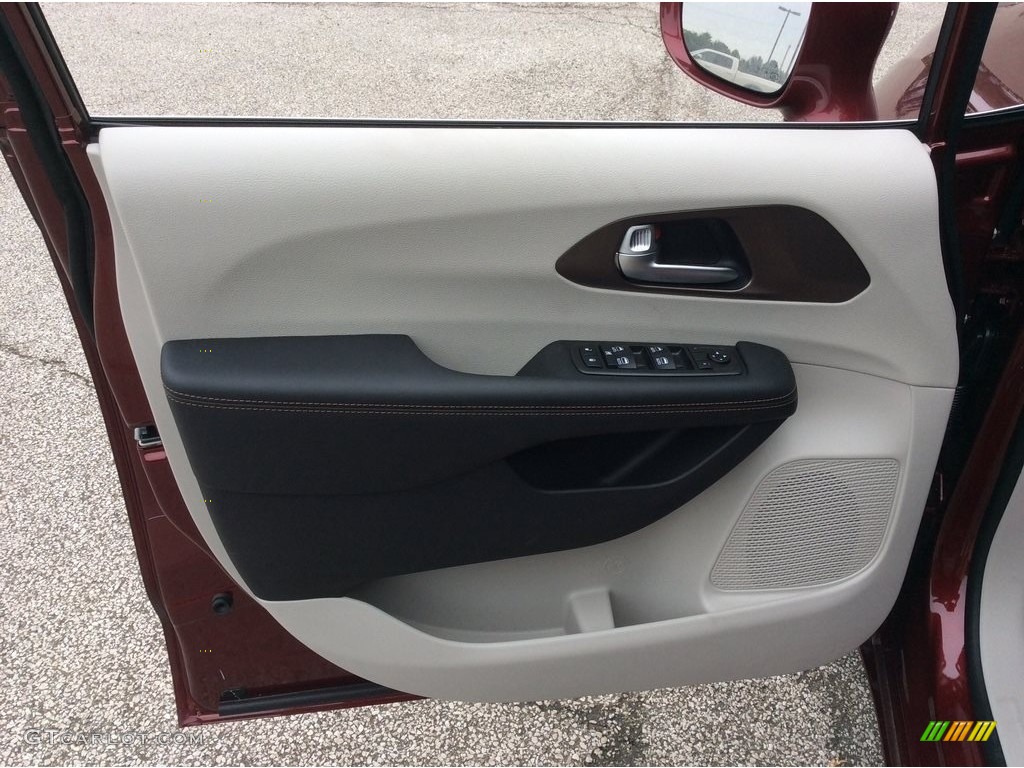 2019 Chrysler Pacifica Touring L Plus Black/Alloy Door Panel Photo #129624173