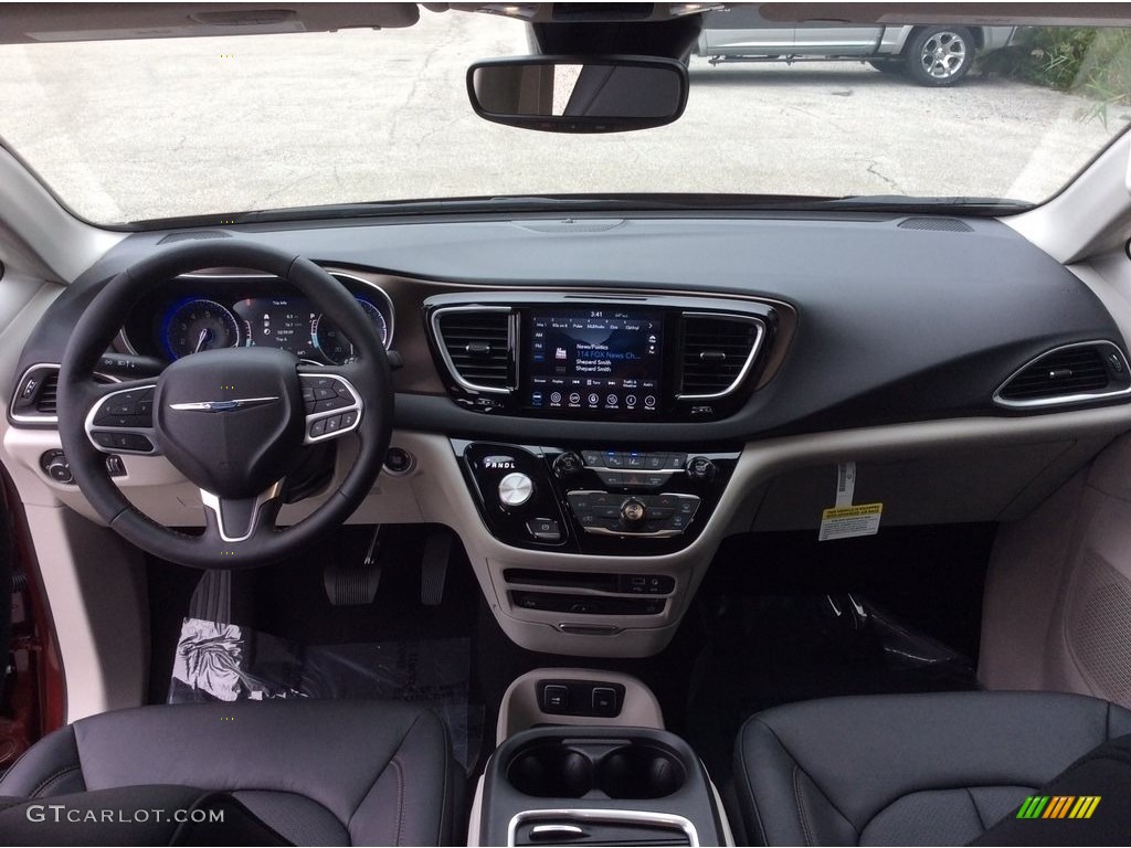 2019 Chrysler Pacifica Touring L Plus Black/Alloy Dashboard Photo #129624212