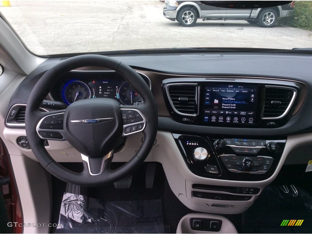 2019 Chrysler Pacifica Touring L Plus Black/Alloy Dashboard Photo #129624224