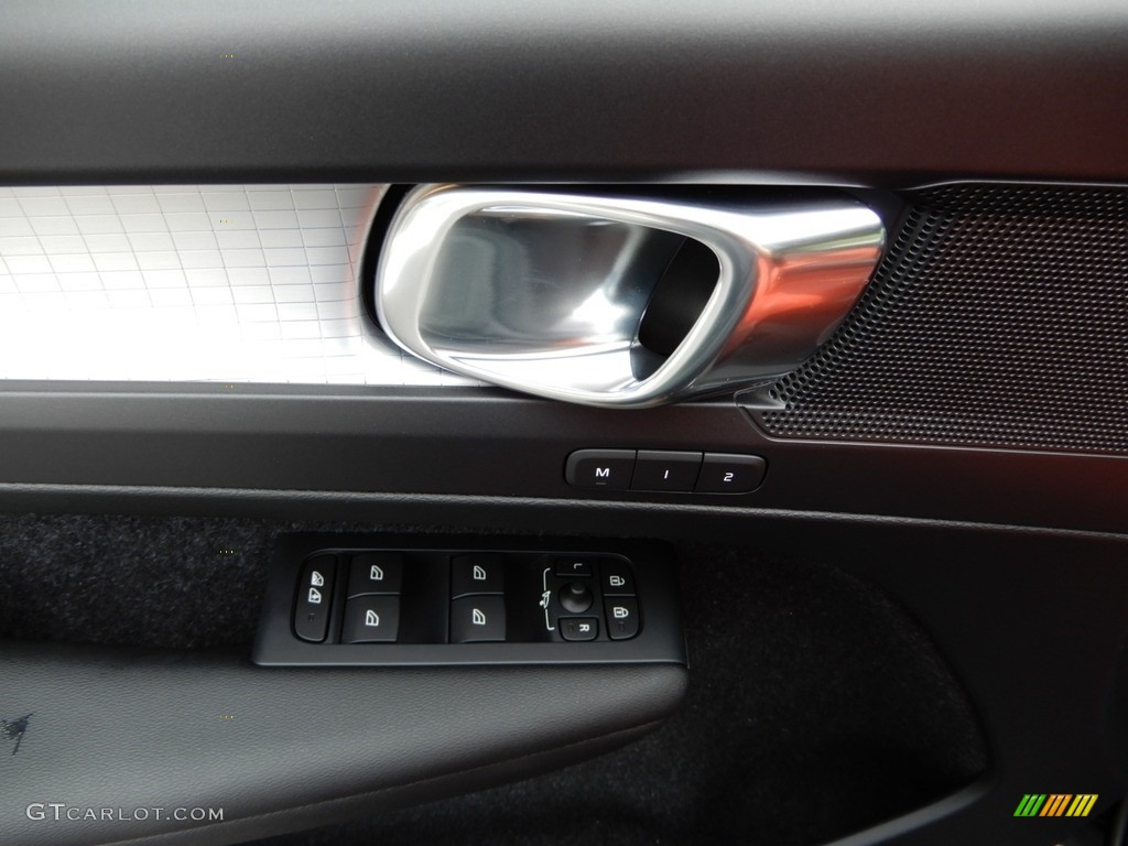 2019 Volvo XC40 T5 Momentum AWD Controls Photo #129633899