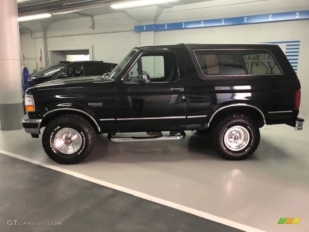 1992 Bronco XLT 4x4 - Black / Grey photo #2