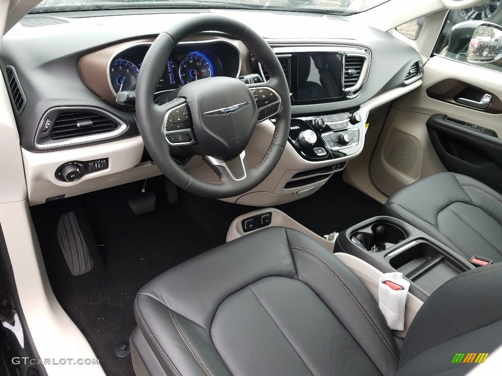 Black/Alloy Interior 2019 Chrysler Pacifica Touring L Photo #129658564