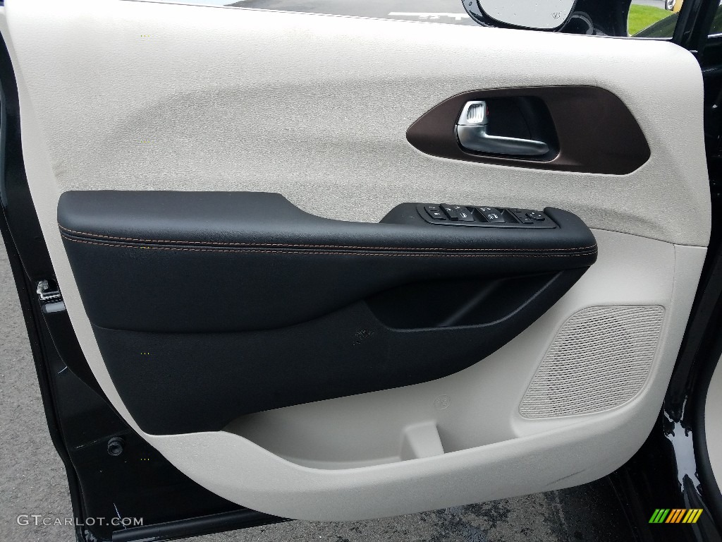 2019 Chrysler Pacifica Touring L Black/Alloy Door Panel Photo #129659419