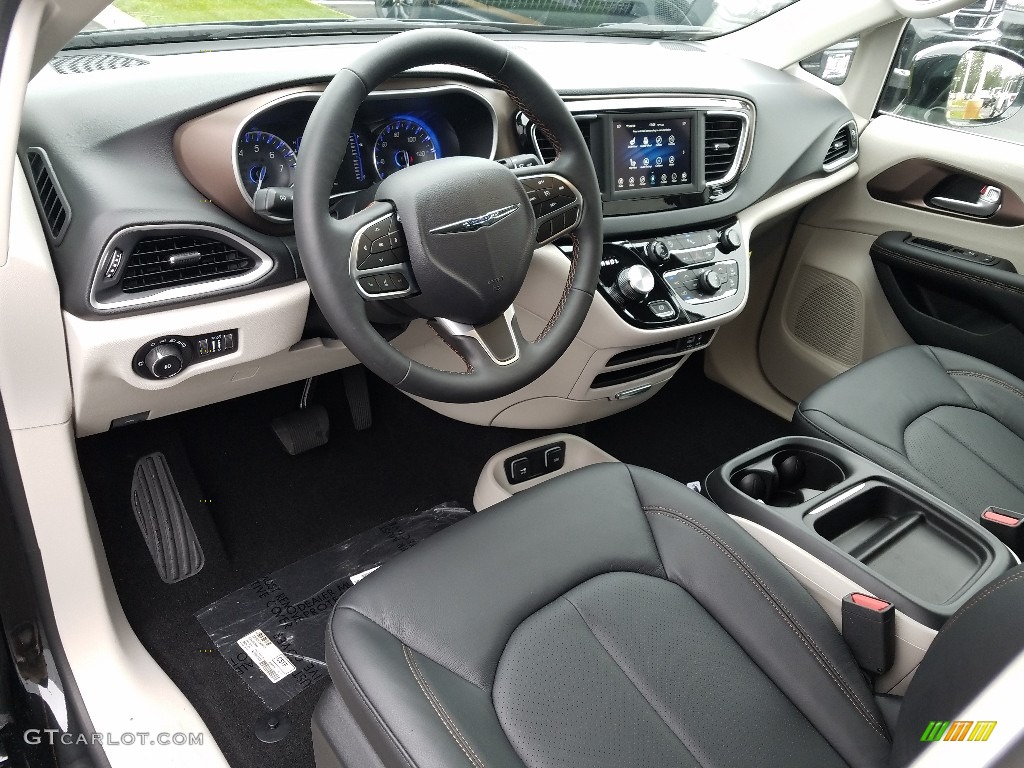 Black/Alloy Interior 2019 Chrysler Pacifica Touring L Photo #129659449