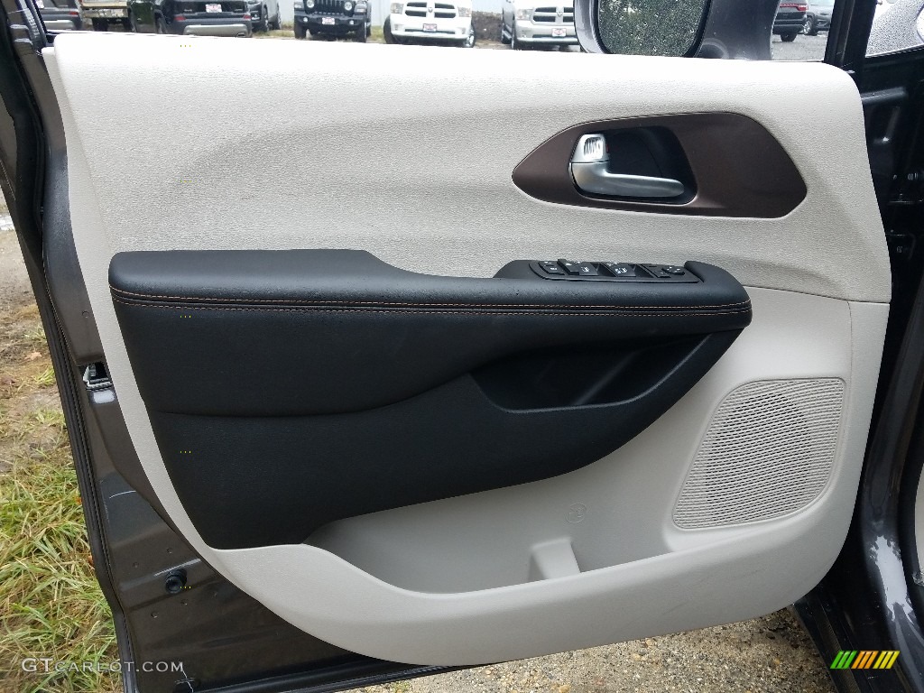 2019 Chrysler Pacifica Touring L Black/Alloy Door Panel Photo #129660031