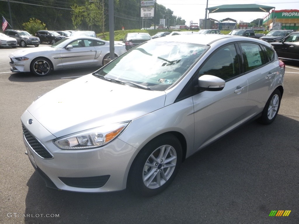 2018 Focus SE Hatch - Ingot Silver / Charcoal Black photo #5