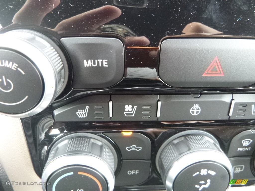 2019 1500 Laramie Crew Cab 4x4 - Billett Silver Metallic / Black photo #17