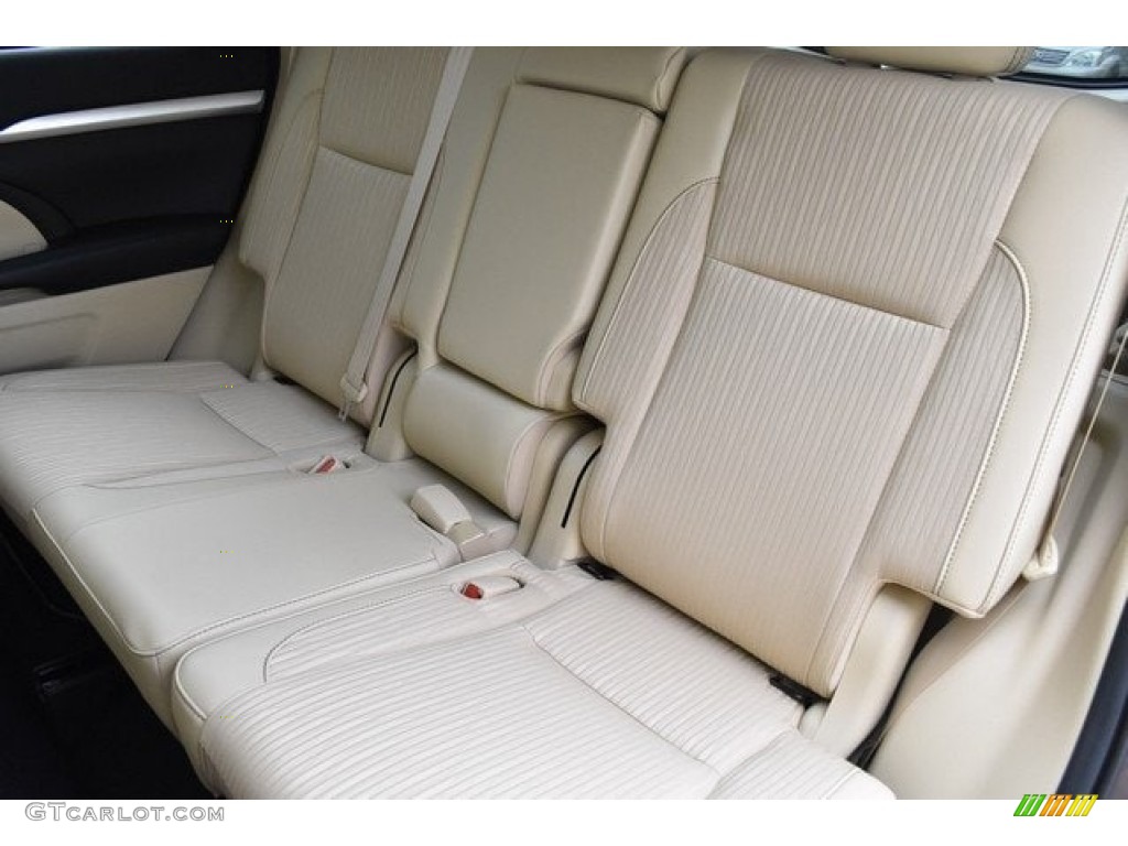 Almond Interior 2019 Toyota Highlander LE Plus AWD Photo #129734386